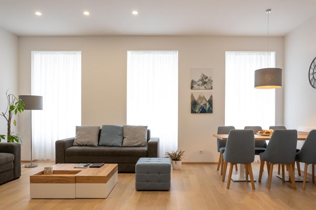 Modern 3 In A Prime Location Apartament
